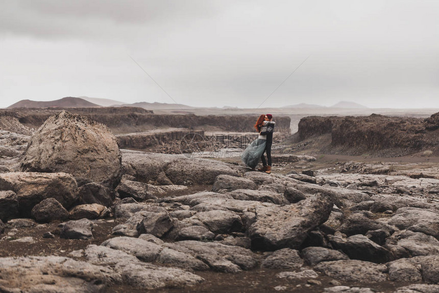 冰岛的漫步和亲吻在爱情中流于爱意之中石岩火山沙漠周图片