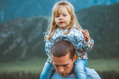 父亲和女儿身处山地背景图片
