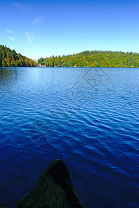 Auvergne的Pavin湖视图图片