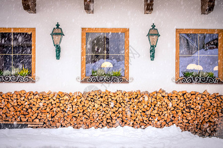 奥地利斯图拜谷新施蒂夫特市的冬季景观一栋典型的奥地利房屋的窗户图片