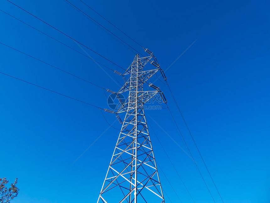 通过由大型金属塔支撑的铜电缆传输电力原子能发电厂通过风车或火力发电厂或通过水力移动的图片