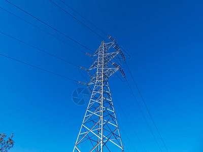 通过由大型金属塔支撑的铜电缆传输电力原子能发电厂通过风车或火力发电厂或通过水力移动的背景图片