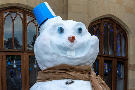 一个微笑的雪人的头圣诞节和图片