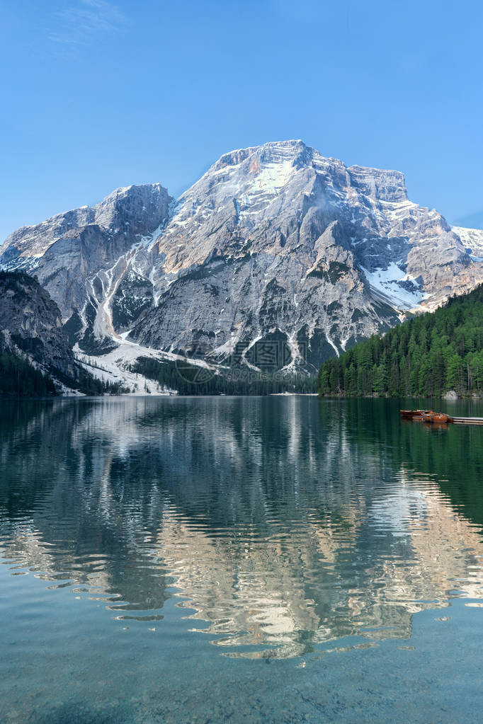 湖面地貌惊人水晶清晰背着山峰对水图片