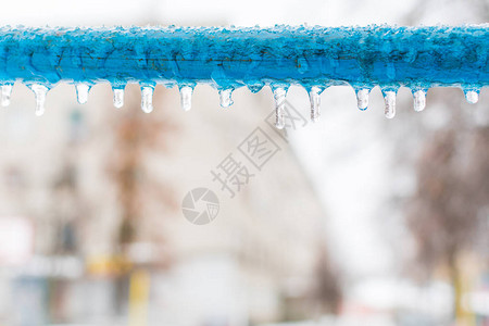 管道上雨后结冰的柱图片