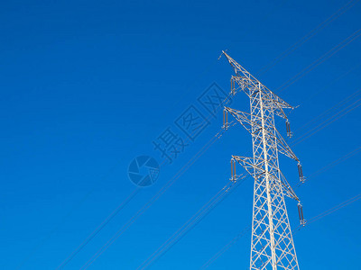 通过由大型金属塔支撑的铜电缆传输电力原子能发电厂通过风车或火力发电厂或通过水力移动的背景图片