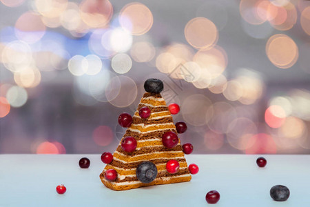 自制圣诞树形状的蜂蜜泡芙棕色和橙色饼干蛋糕图片