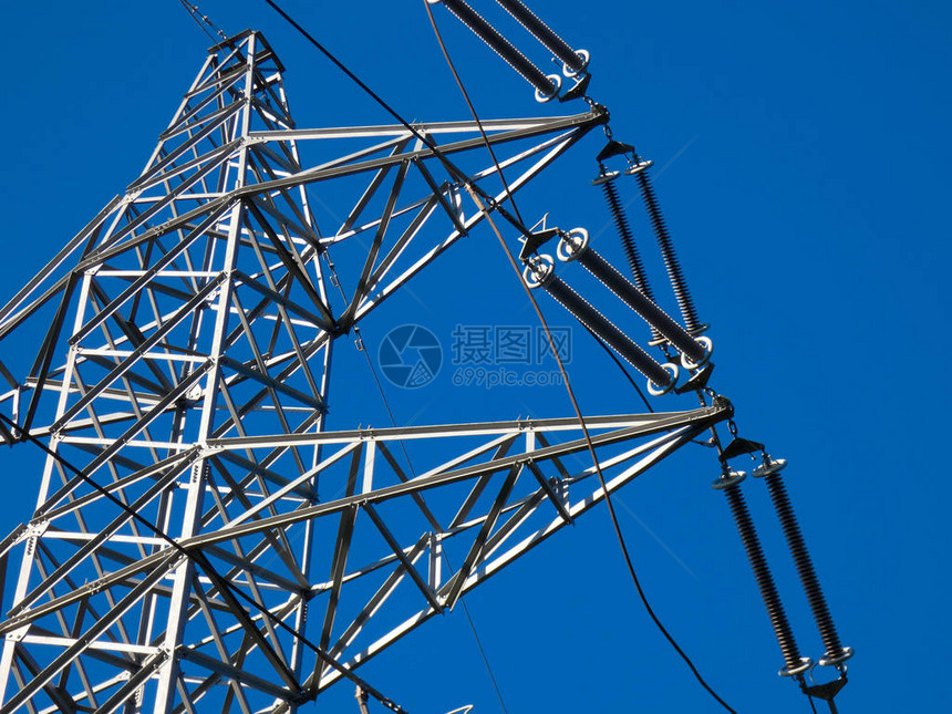 通过由大型金属塔支撑的铜电缆传输电力原子能发电厂通过风车或火力发电厂或通过水力移动的图片