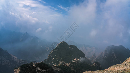 从鼓舞人心神圣而雄伟的华山西峰顶的全景背景图片