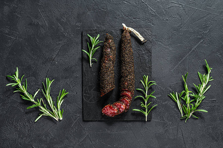 Fuet意大利腊肠和一枝迷迭香传统的西班牙香肠黑色图片