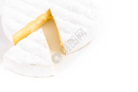 白色背景上的大片布里干酪背景图片