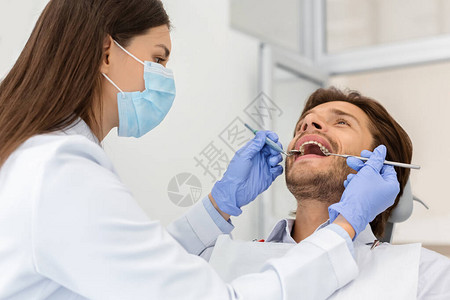 男人在现代牙科诊所做检查女医生图片
