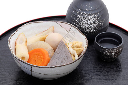 日本食物Oden在木盘图片