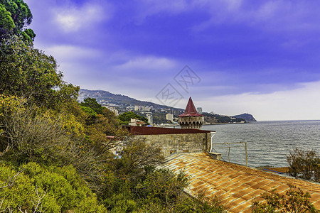雅尔塔市区秋季公园明亮美丽的大自然黑海沿岸的建筑构成与公园图片