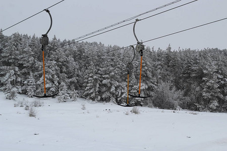 冬季在雪山上为滑雪者和滑雪图片