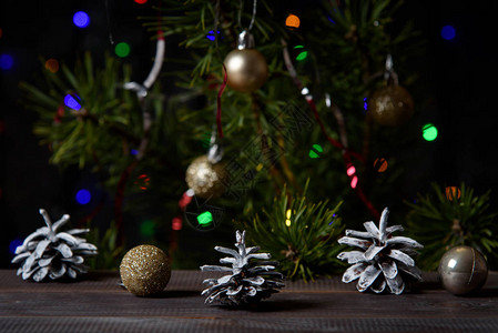 圣诞木板上的装饰品圣诞松果和的圣图片