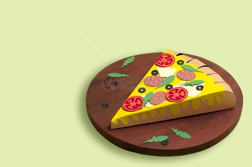 纸比萨配香肠和橄榄纸艺中的传统意大利比萨饼体积手工纸对象纸艺和工艺时髦的爱好极简图片