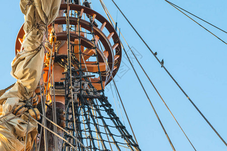 支撑帆船桅杆的绳索电缆和链条系统图片