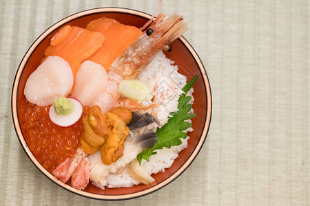 新鲜的生海鲜混合饭碗图片