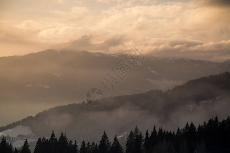 在山的日落冬天风景图片