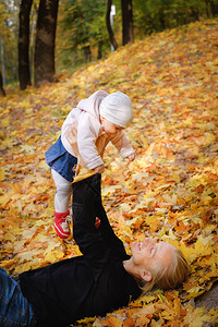 龙父女在秋天公园一起玩耍和笑图片