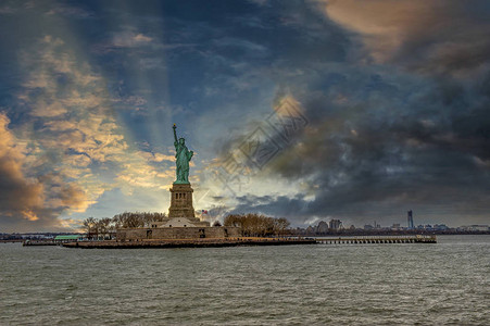 纽约市自由女神像和曼哈顿图片