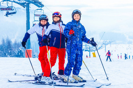 一群在滑雪度假胜地滑图片