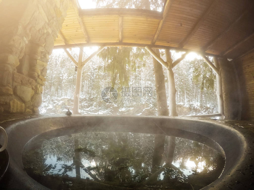 雪山上的热水浴缸图片