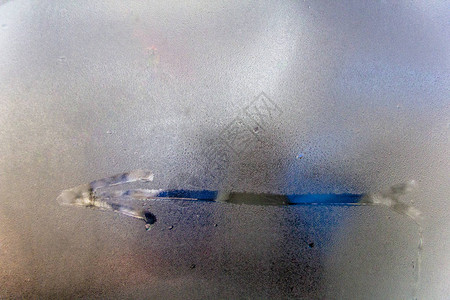 在湿汗玻璃上画了手指箭头方向符号概念指向方图片