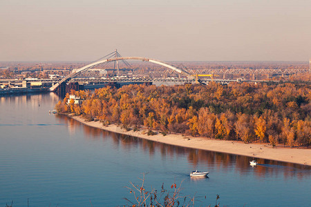 这座城市的一面是一座桥秋图片