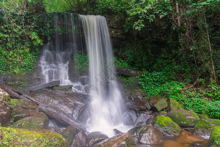 泰国热带雨林RomKlaoPharadon瀑布的瀑布场景图片