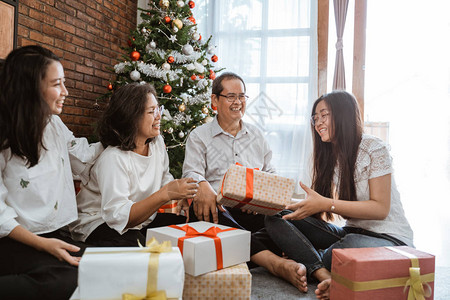 亚洲家庭在圣诞节庆祝活动图片