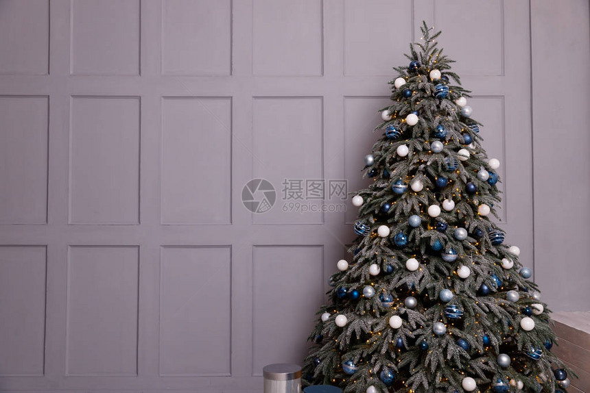 圣诞球和灰色墙上一棵美丽的圣诞树上的装饰品装饰圣诞内图片