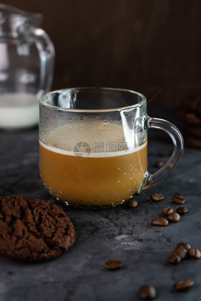 咖啡杯加牛奶低密匙巧克力饼干和烤图片