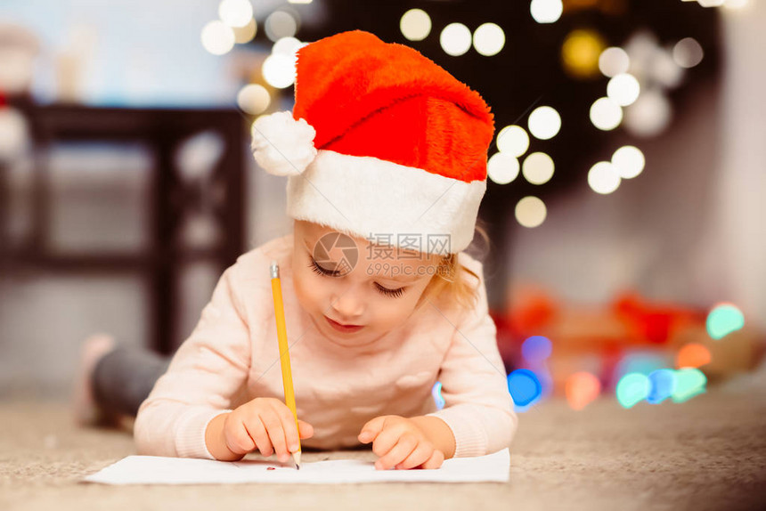Xmas愿望列表圣诞老人帽子写字的可爱女孩提出冬季假期父母名图片