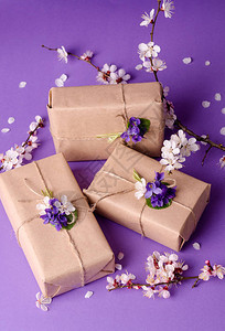 美丽的礼品盒用简单的棕色工艺纸包裹着图片