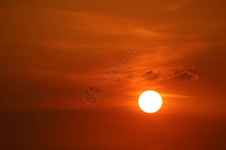 暗红橙色天空的日落回到太空图片