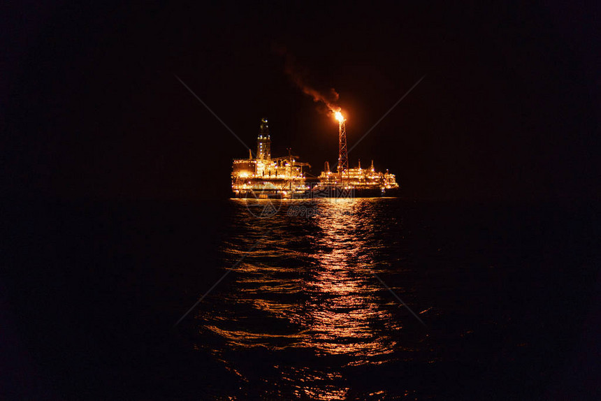 FPSO油轮在离岸石油和天然气工业LiopleRig附近夜视图片