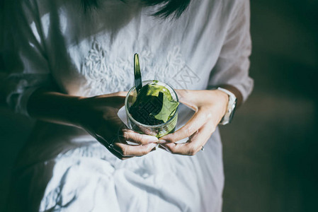 女人手握着绿色茶冰淇淋在图片