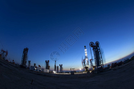 油田石油钻机在晚上图片