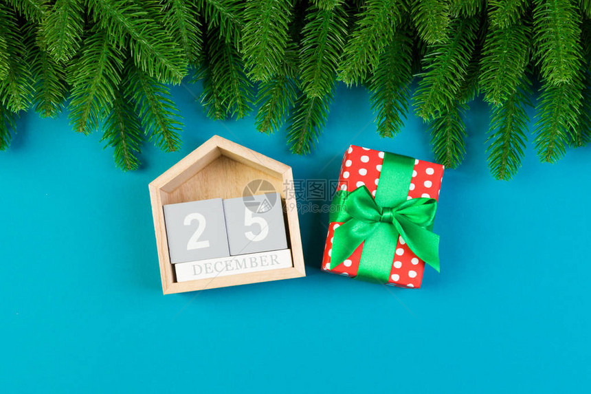 冷杉树木制日历和彩色背景礼品盒的顶部视图十二月十五日与空的间为您的设图片