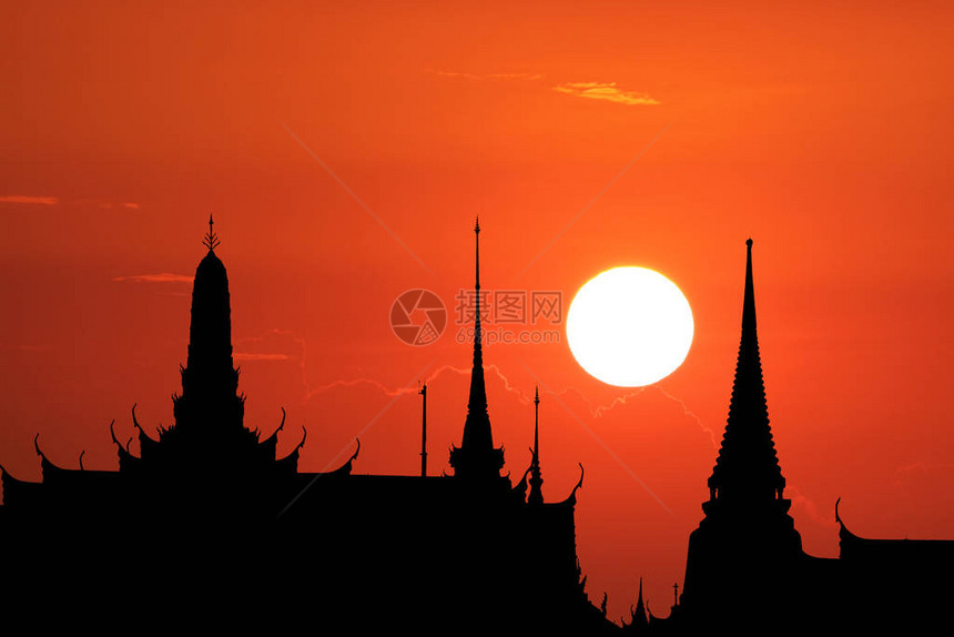 夕阳背影佛寺红橙黄昏云与天空图片