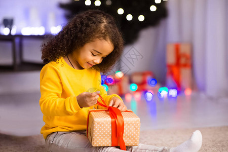 可爱的非洲小孩在家开圣诞礼物图片