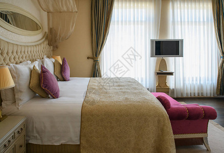 现代豪华卧室的内部酒店房间风格豪华卧室内部配有床沙发和床头柜豪华公寓图片