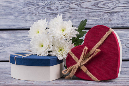 情人节的木头背瓜心形礼物盒和白花爱情和浪漫概念图片