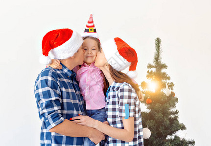 假期礼物和圣诞树概念小家庭在圣诞节图片