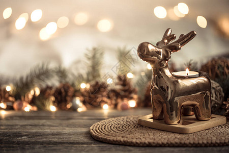 在室内的圣诞装饰品组成在带灯的木制上寒假和家图片