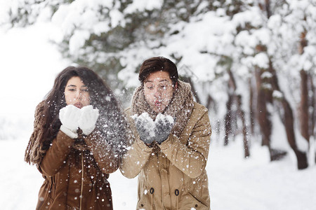 冬季概念配偶亲手吹雪图片