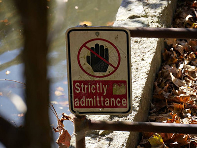 阿肯色州一个湖边禁止入场标志图片