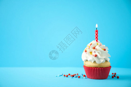 美味的生日蛋糕蜡烛在浅蓝色背景上背景图片